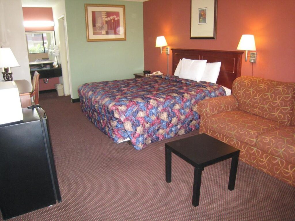 Motel 8 Maricopa - Image 2