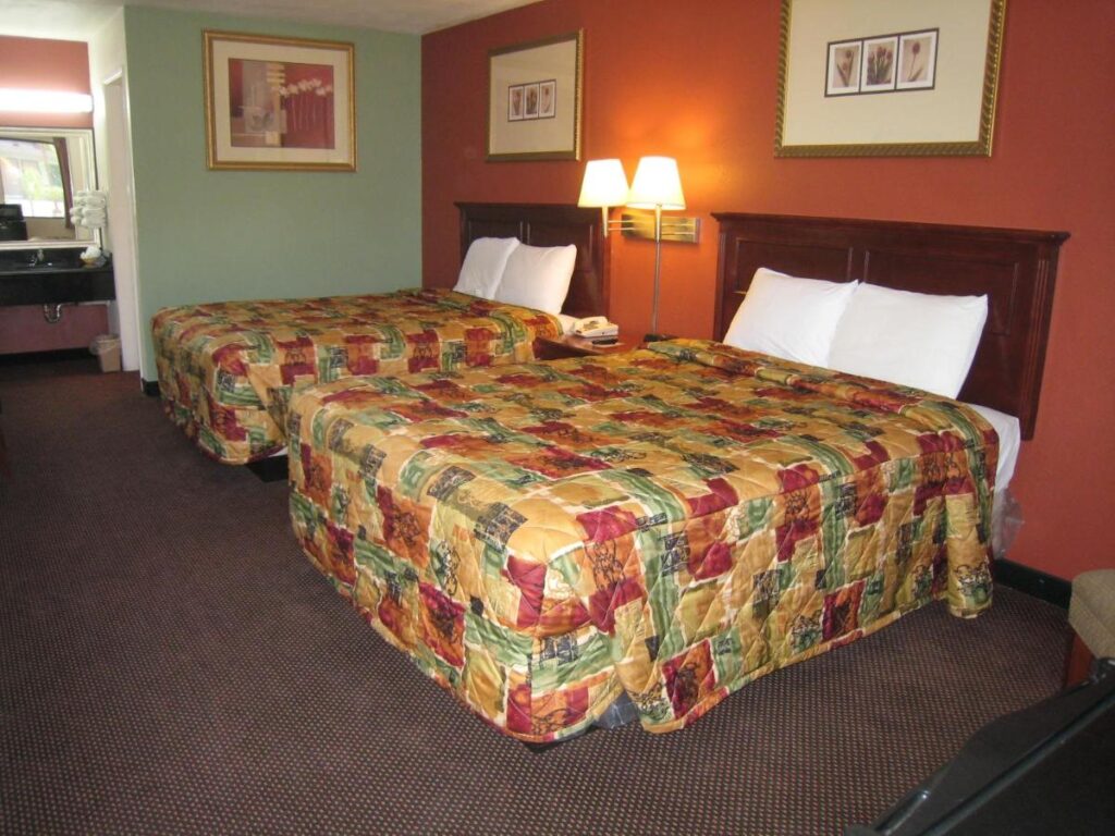 Motel 8 Maricopa - Image 5