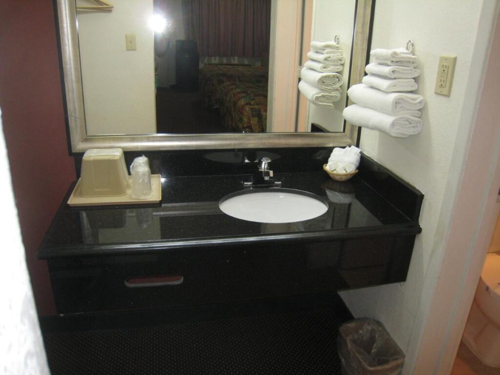 Motel 8 Maricopa - Image 6