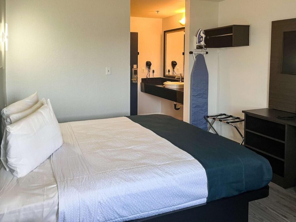 Studio 6 Suites Delano, CA - Image 1