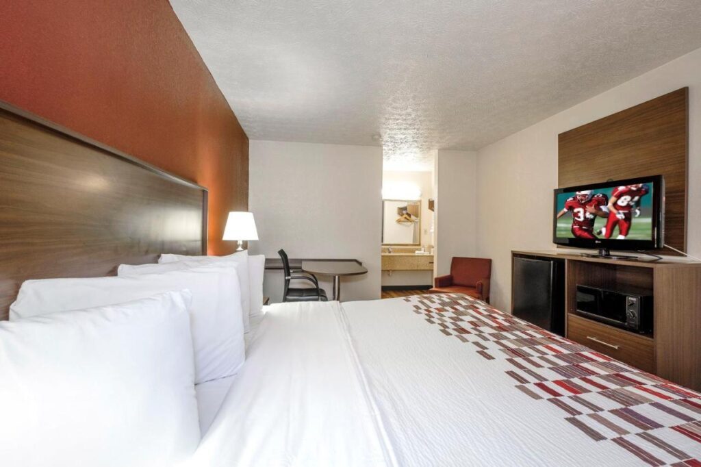 Red Roof Inn Edgewood - Image 5