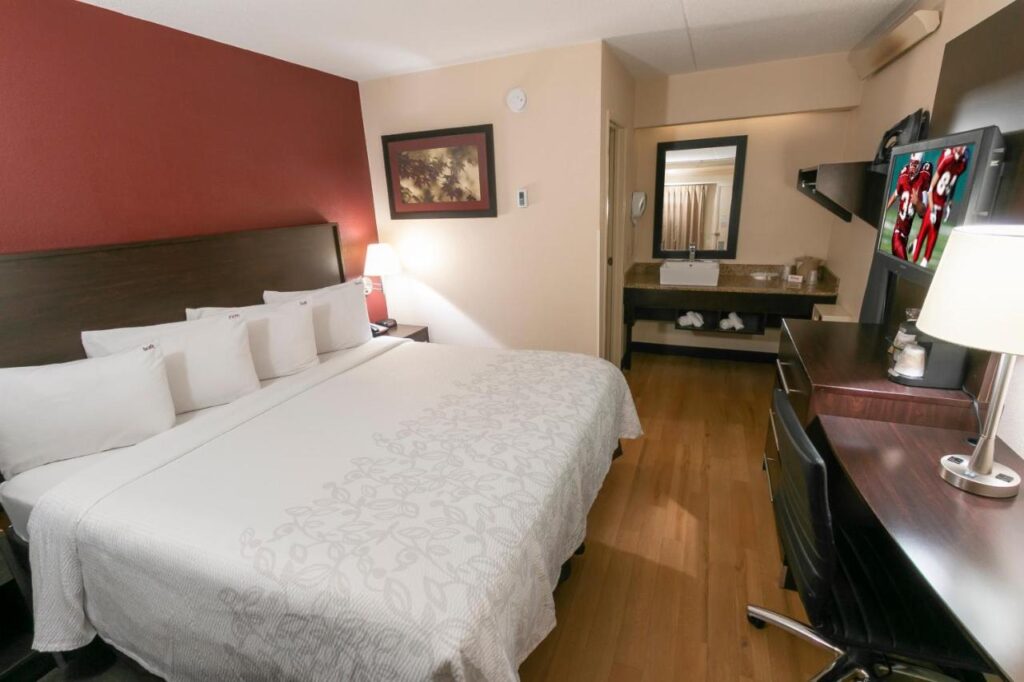 Red Roof Inn PLUS+ Baltimore North - Timonium - Image 2