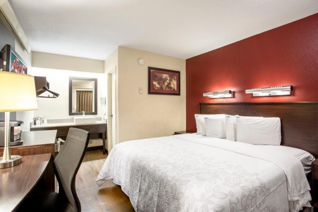 Red Roof Inn PLUS+ Baltimore North - Timonium - Image 3