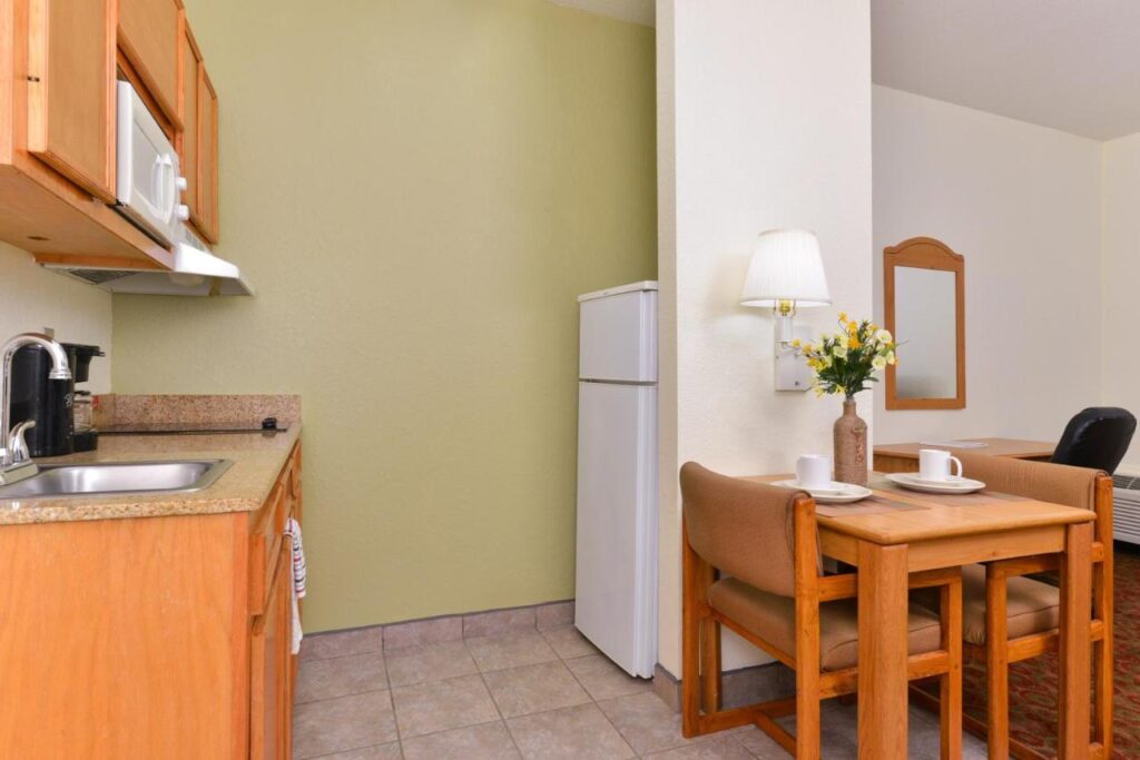 Americas Best Value Inn & Suites-Winnie - Image 3