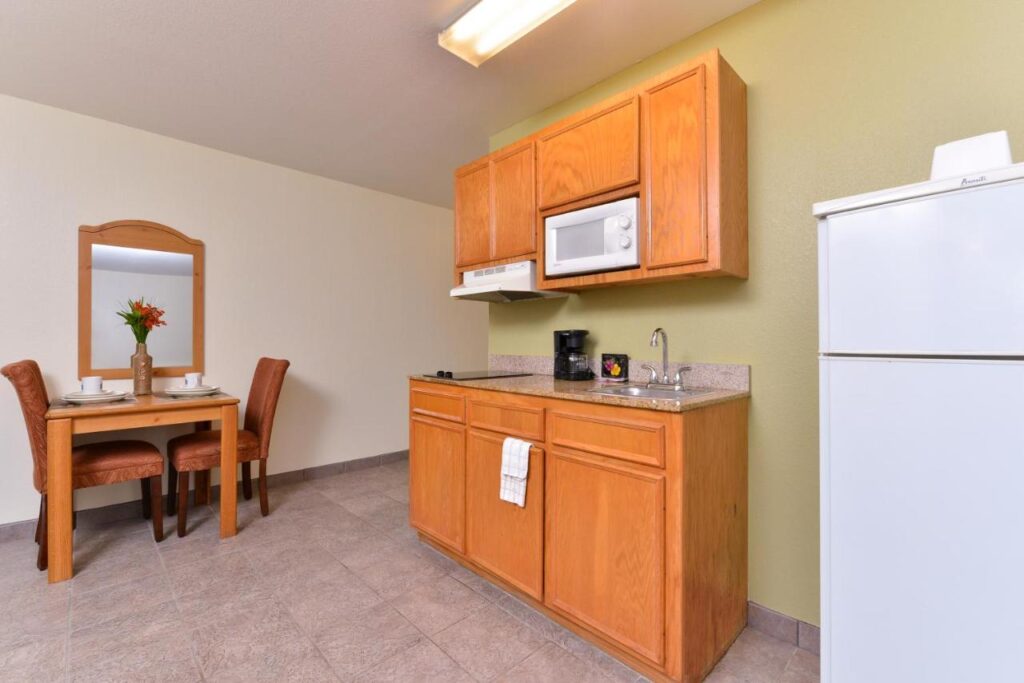 Americas Best Value Inn & Suites-Winnie - Image 5