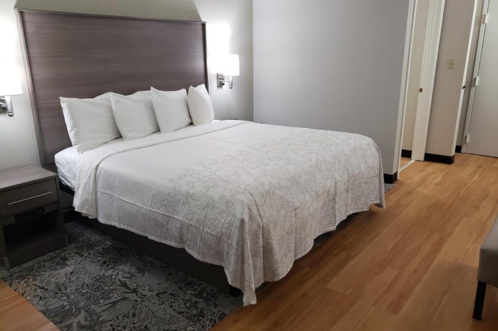 Red Roof Inn Moss Point - Image 4