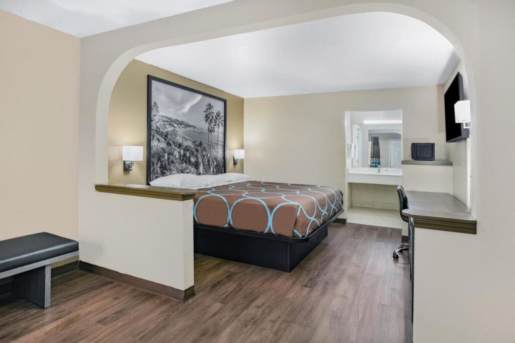 Super 8 by Wyndham Moss Point - Image 2