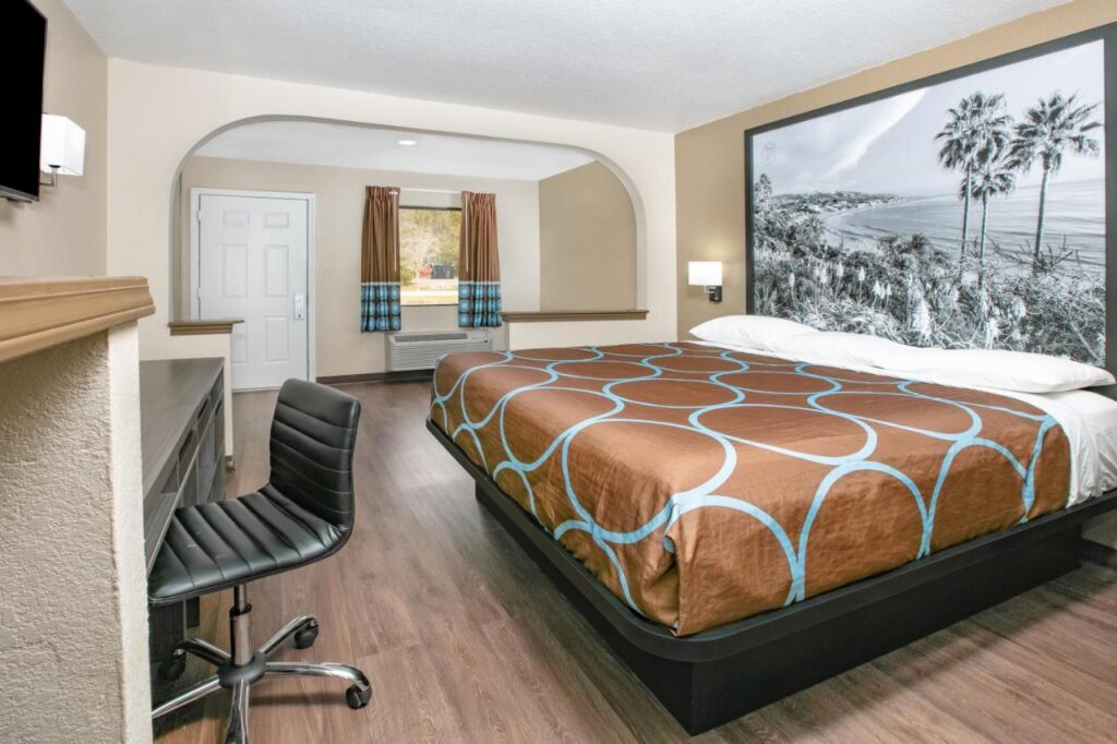 Super 8 by Wyndham Moss Point - Image 3