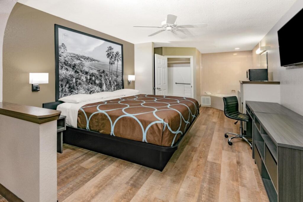 Super 8 by Wyndham Moss Point - Image 6