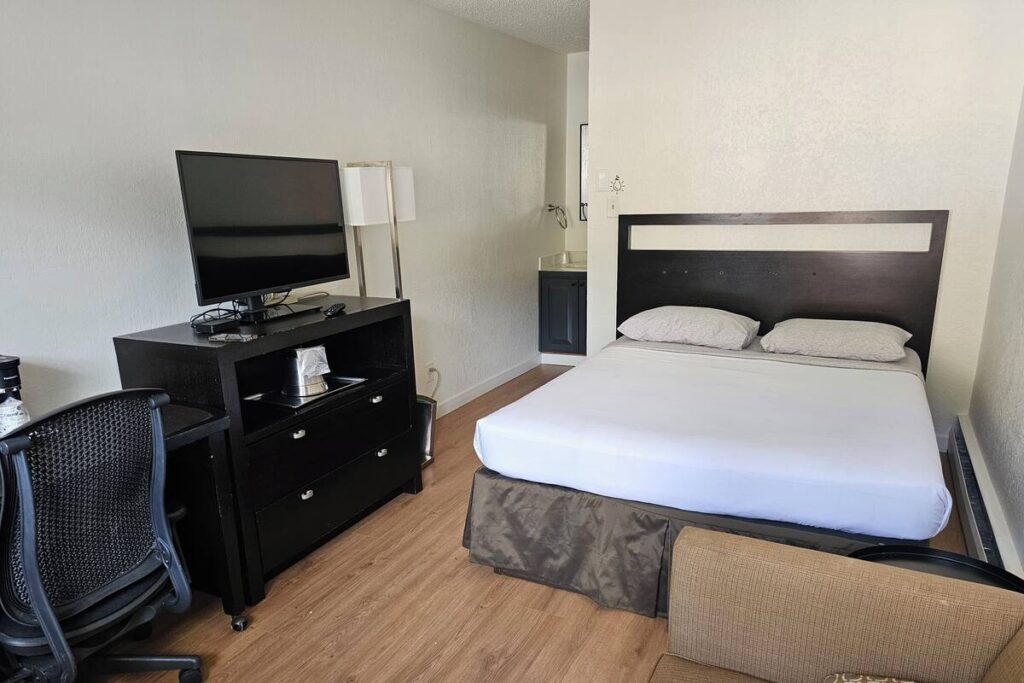 H&H Motor Lodge - Image 3