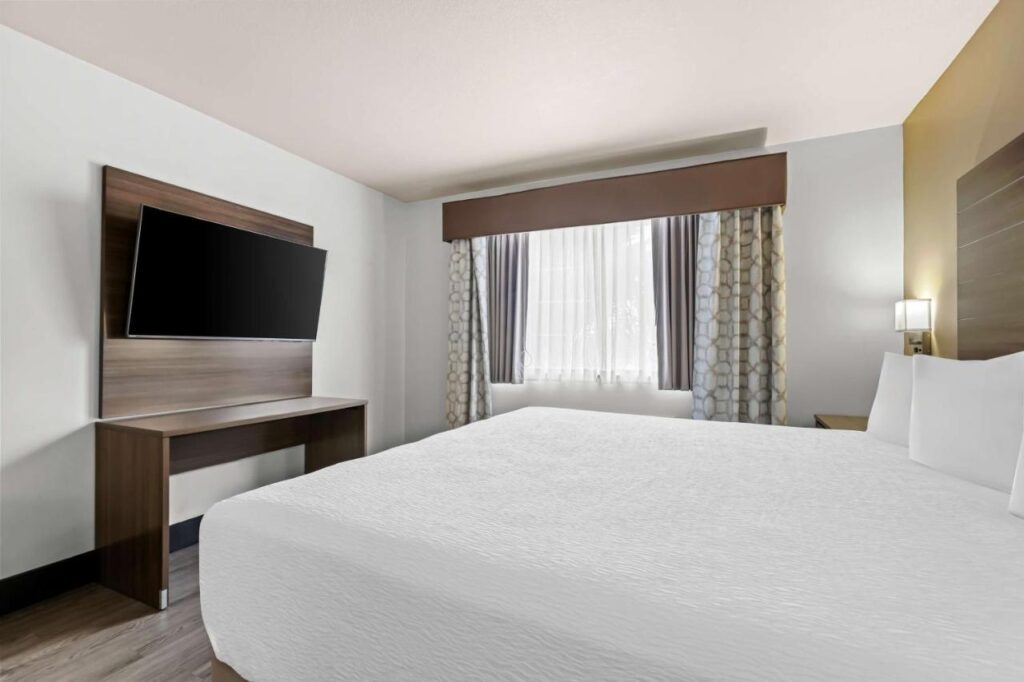 Best Western Plus Caldwell Inn & Suites - Image 2