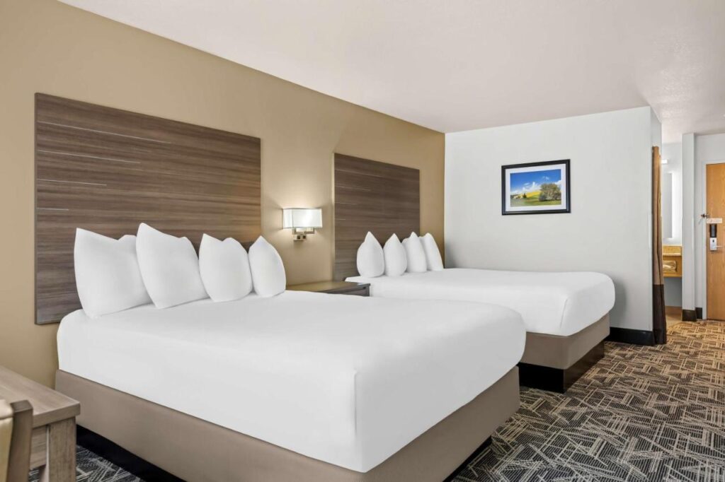 Best Western Plus Caldwell Inn & Suites - Image 4