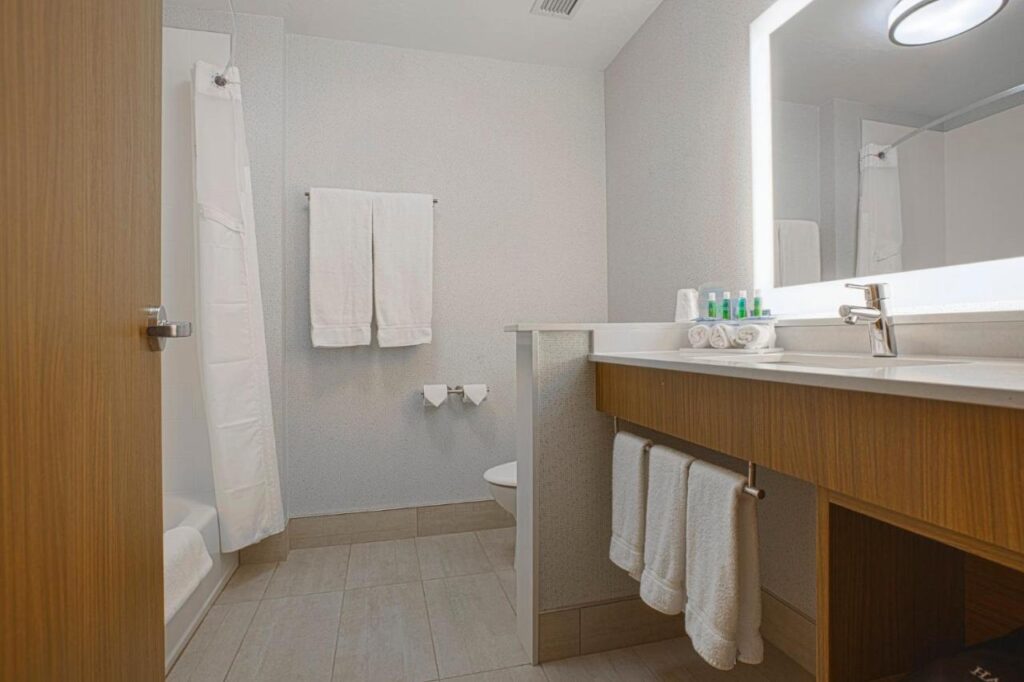Holiday Inn Express & Suites Boise Airport by IHG - Image 4