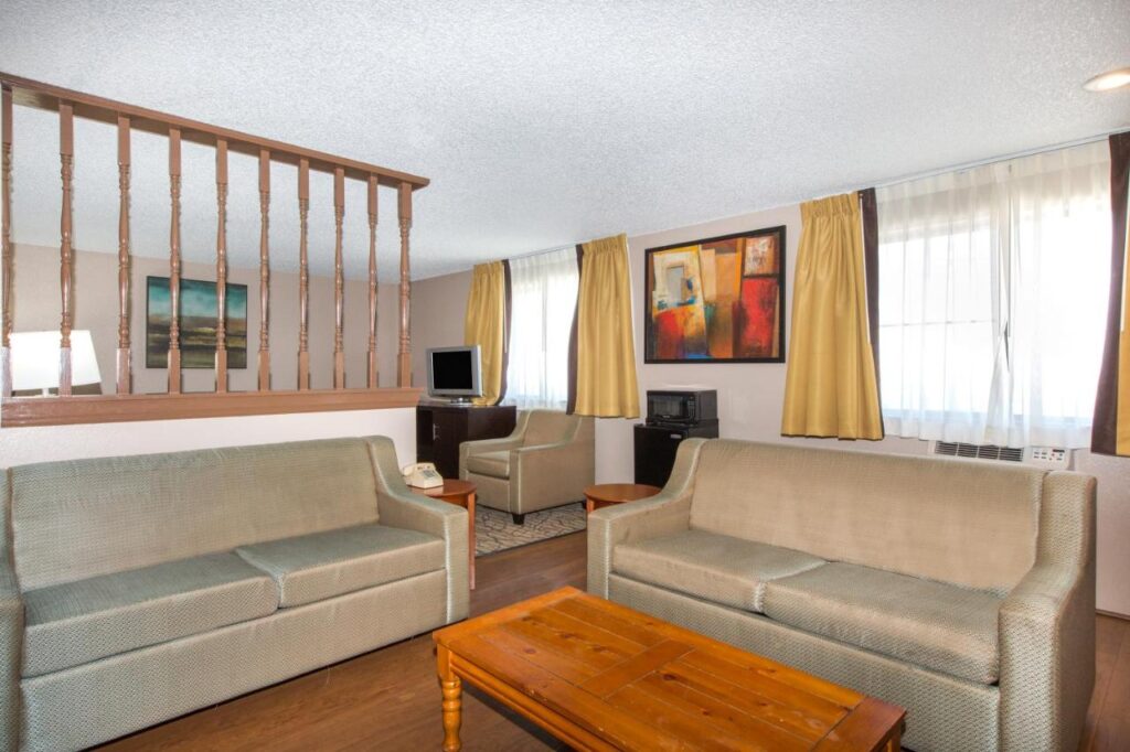 Super 8 by Wyndham Nampa - Image 5