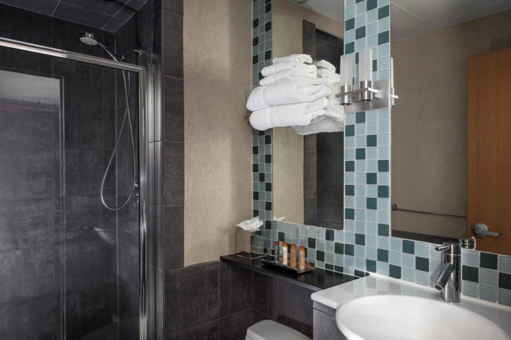 Charlesmark Hotel - Image 2