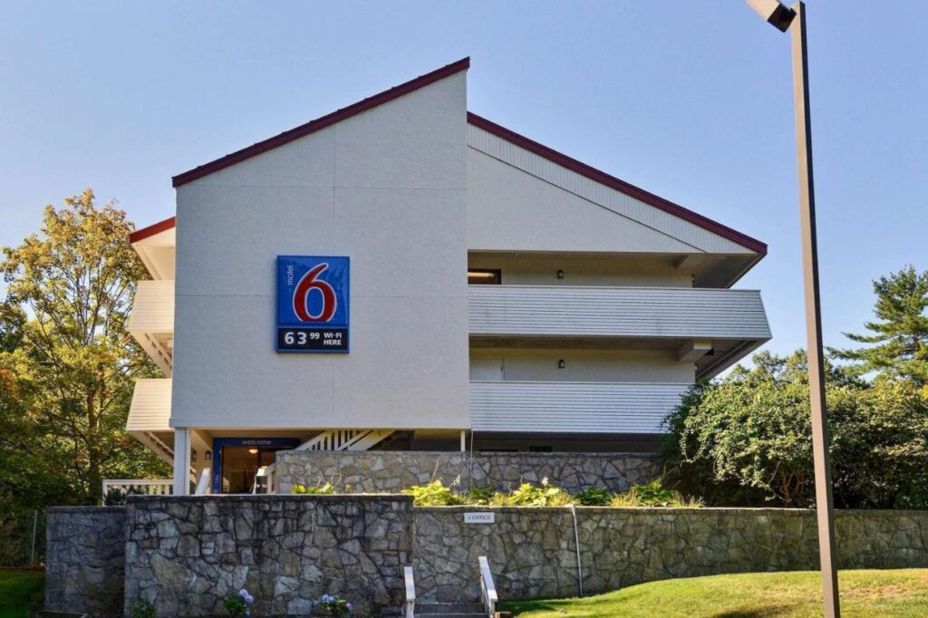 Motel 6-Nashua, NH - South - Image 1