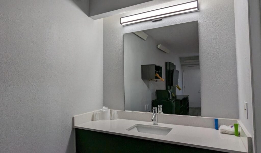 Motel 6-Nashua, NH - South - Image 6