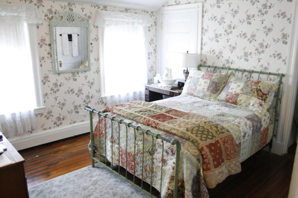 The Coolidge Corner Guest House: A Brookline Bed and Breakfast - Image 1