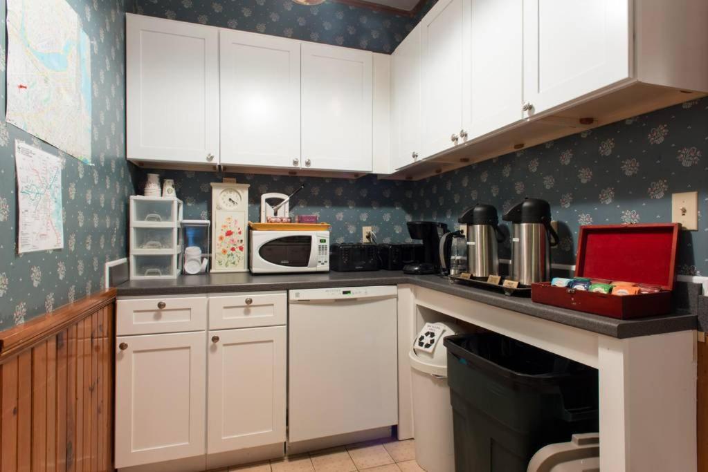 The Coolidge Corner Guest House: A Brookline Bed and Breakfast - Image 2
