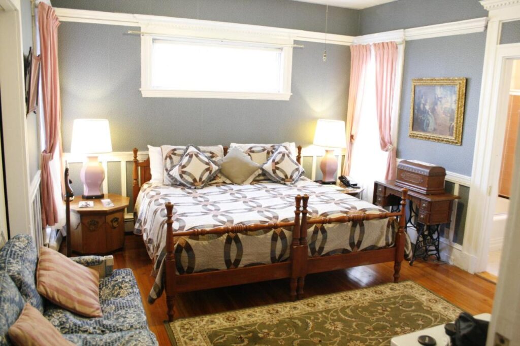 The Coolidge Corner Guest House: A Brookline Bed and Breakfast - Image 3