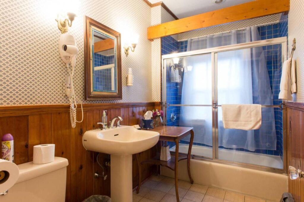 The Coolidge Corner Guest House: A Brookline Bed and Breakfast - Image 4