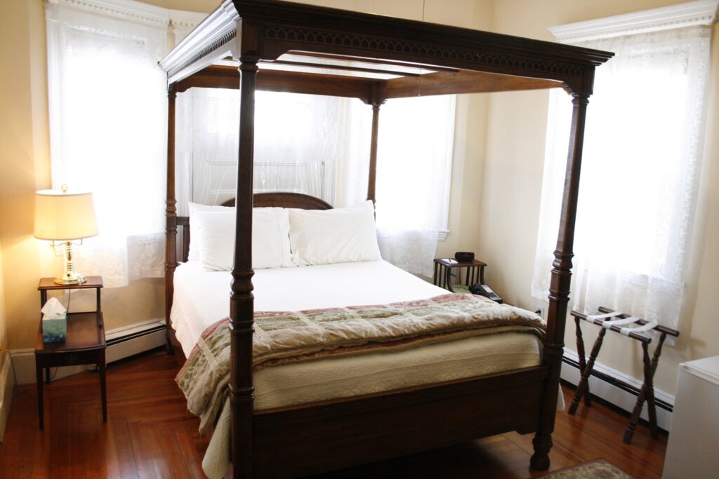 The Coolidge Corner Guest House: A Brookline Bed and Breakfast - Image 6