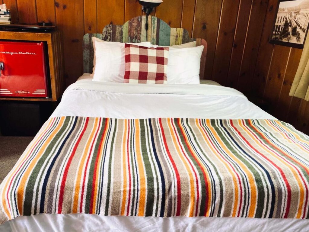 Foot of the Mountain Motel - Image 3