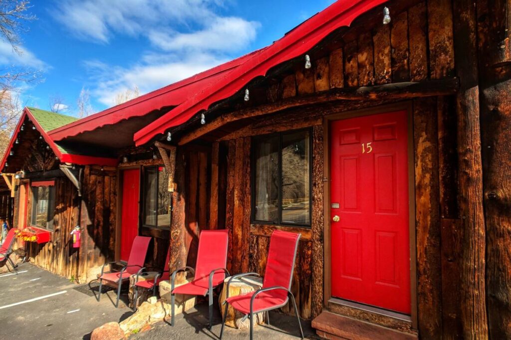 Foot of the Mountain Motel - Image 5