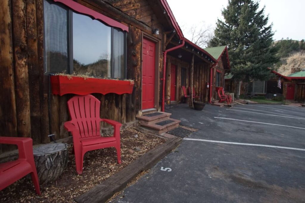Foot of the Mountain Motel - Image 6