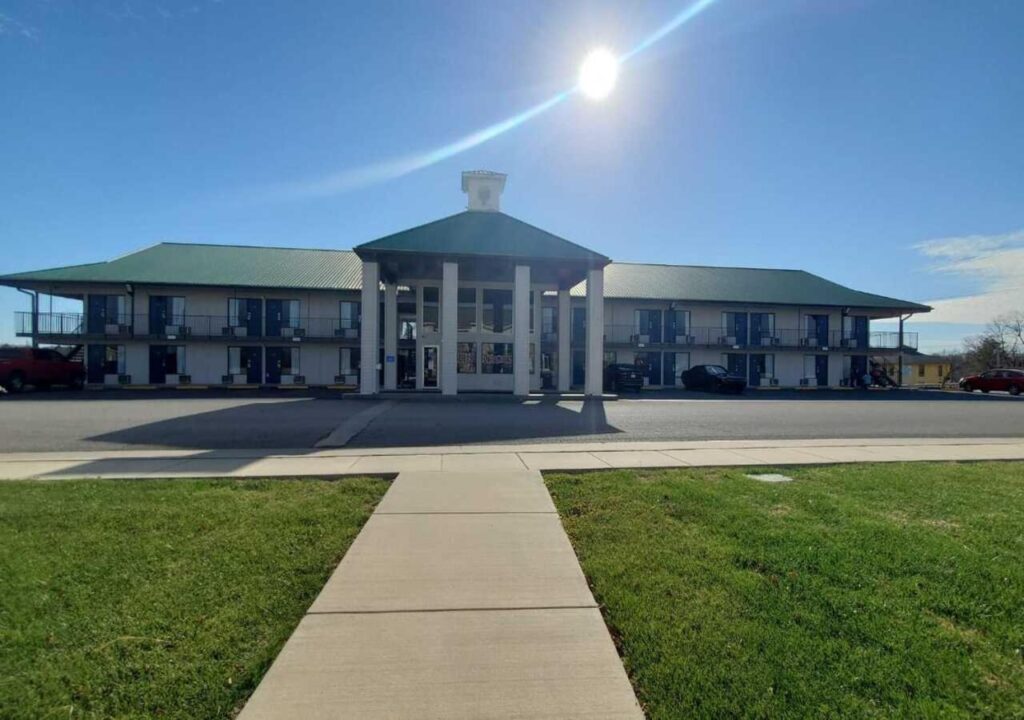 Crestview Inn - Image 1