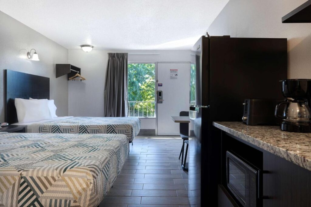 Crestview Inn - Image 3