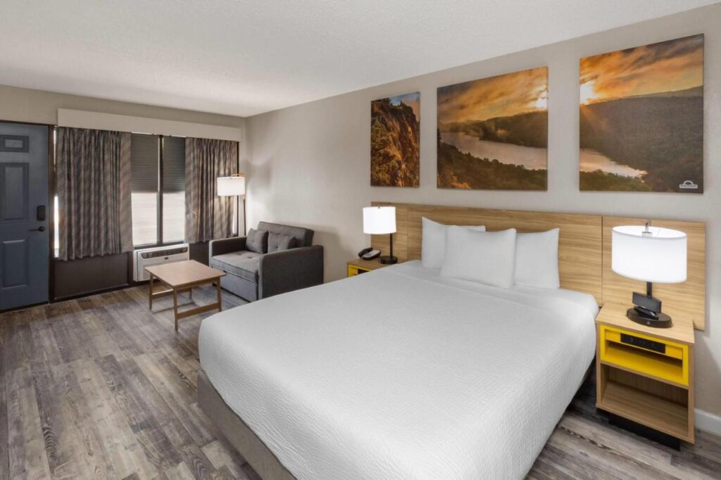 Days Inn by Wyndham Branson Ozarks - Image 3