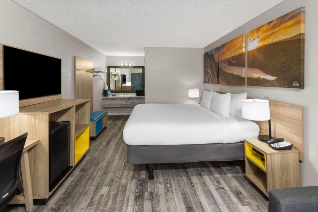 Days Inn by Wyndham Branson Ozarks - Image 4