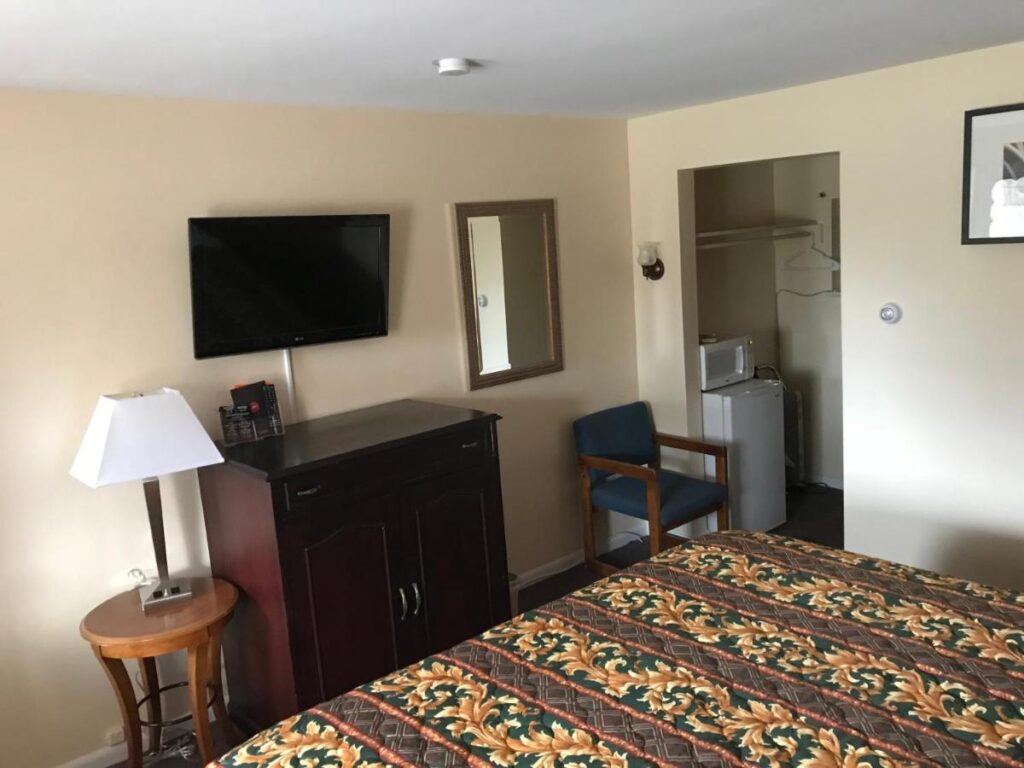 Angola Motel - Image 2