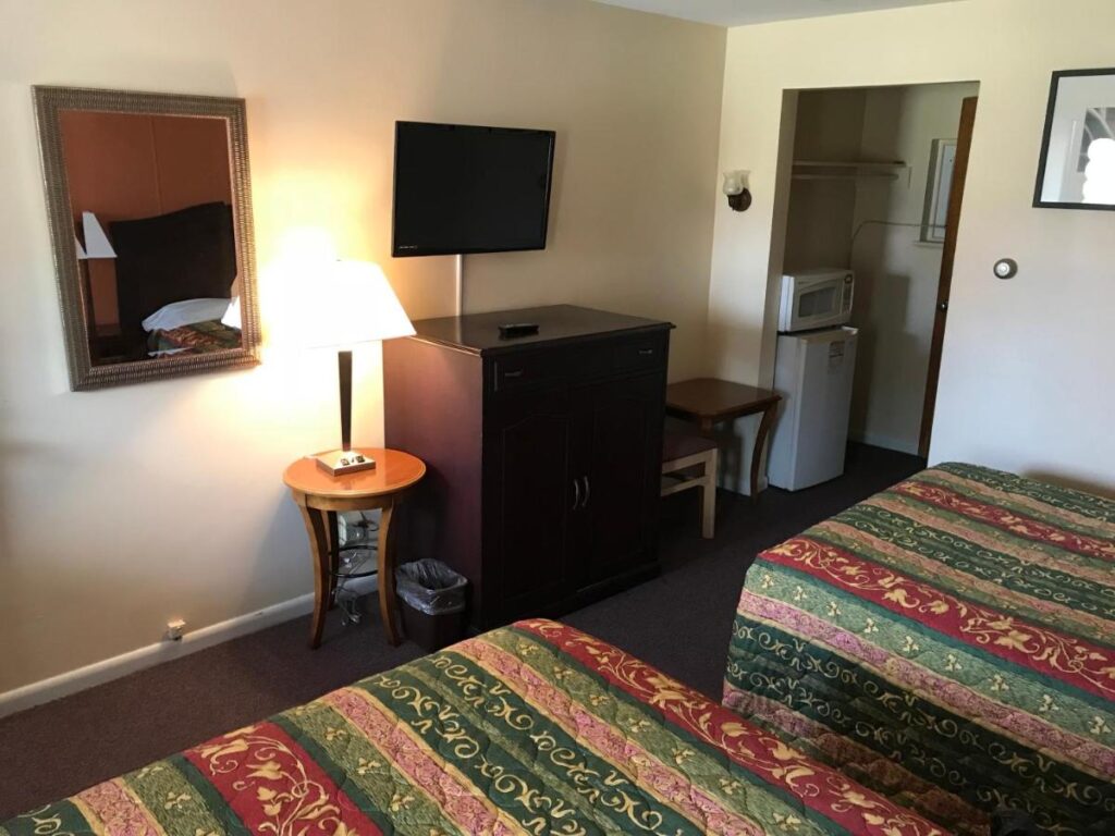 Angola Motel - Image 6