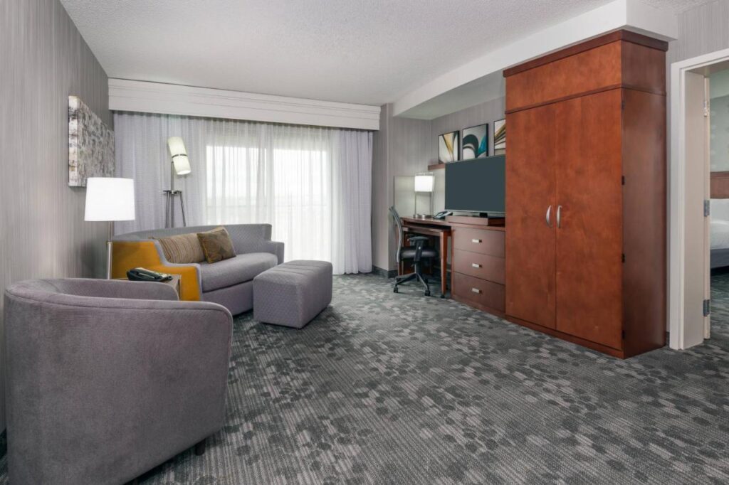 Courtyard by Marriott Buffalo Airport - Image 2