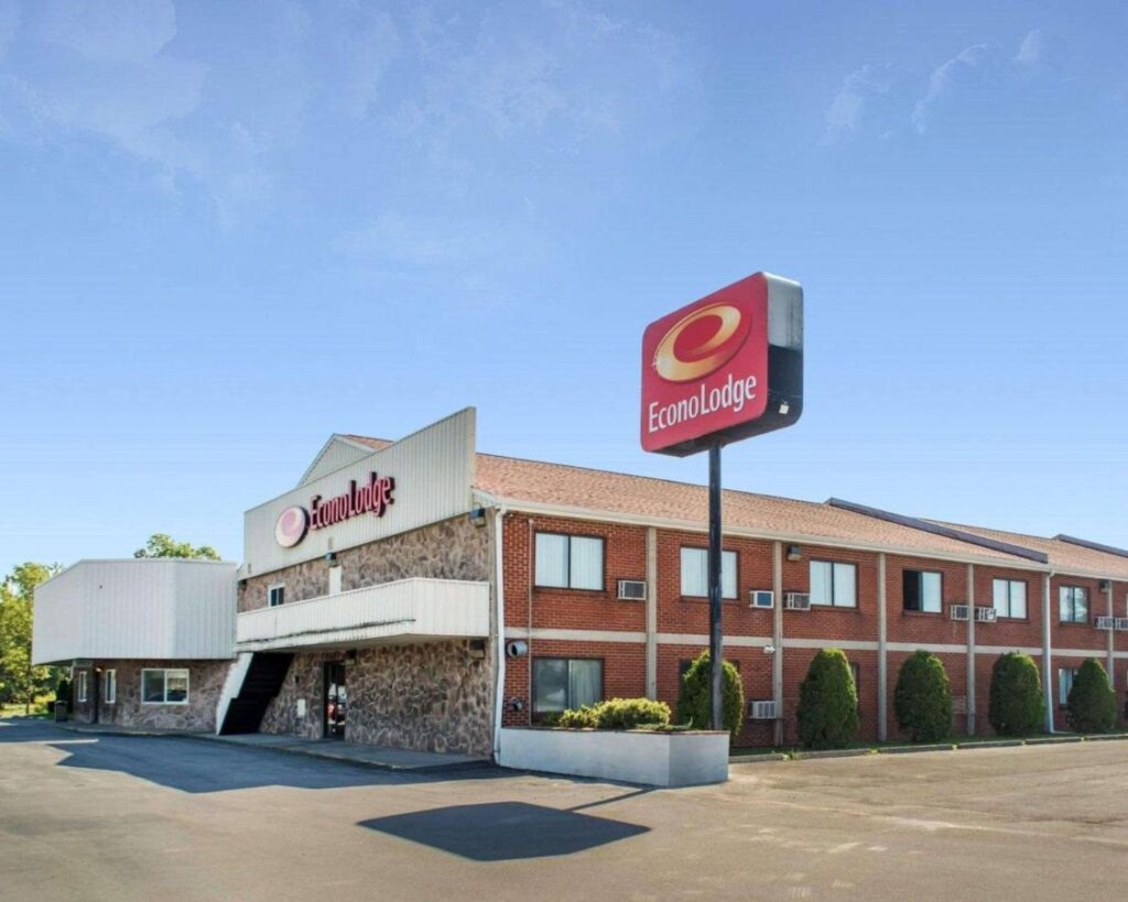 Econo Lodge Darien Lakes - Image 1
