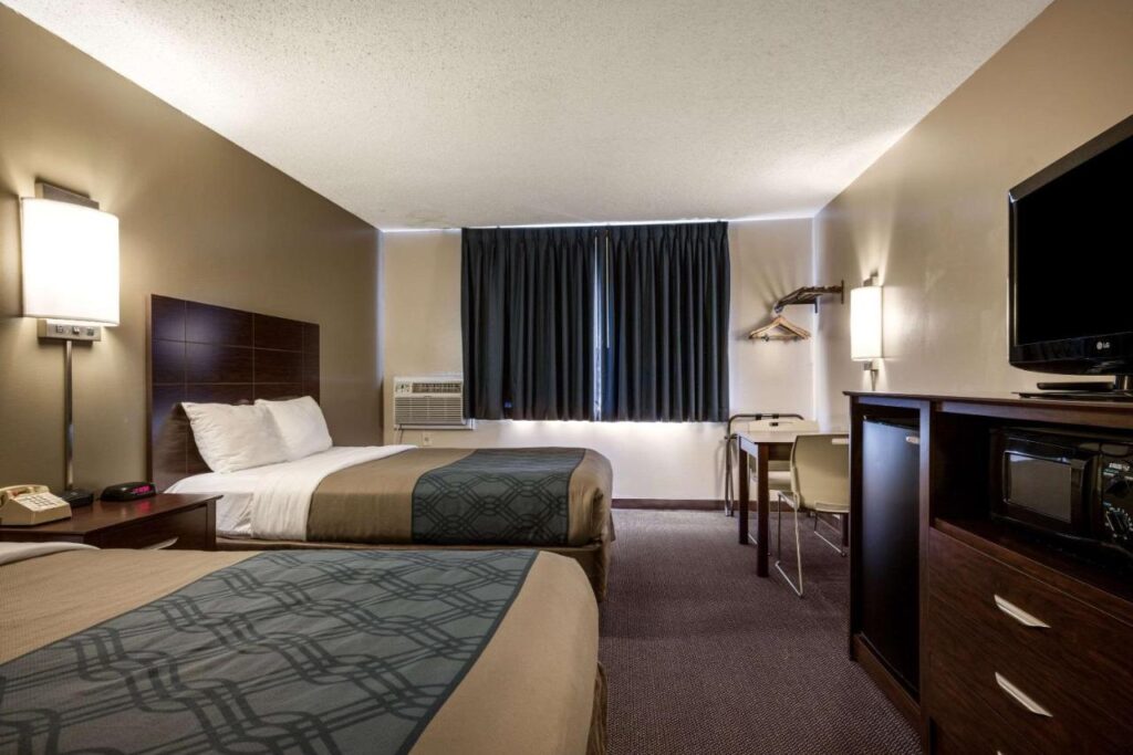 Econo Lodge Darien Lakes - Image 2