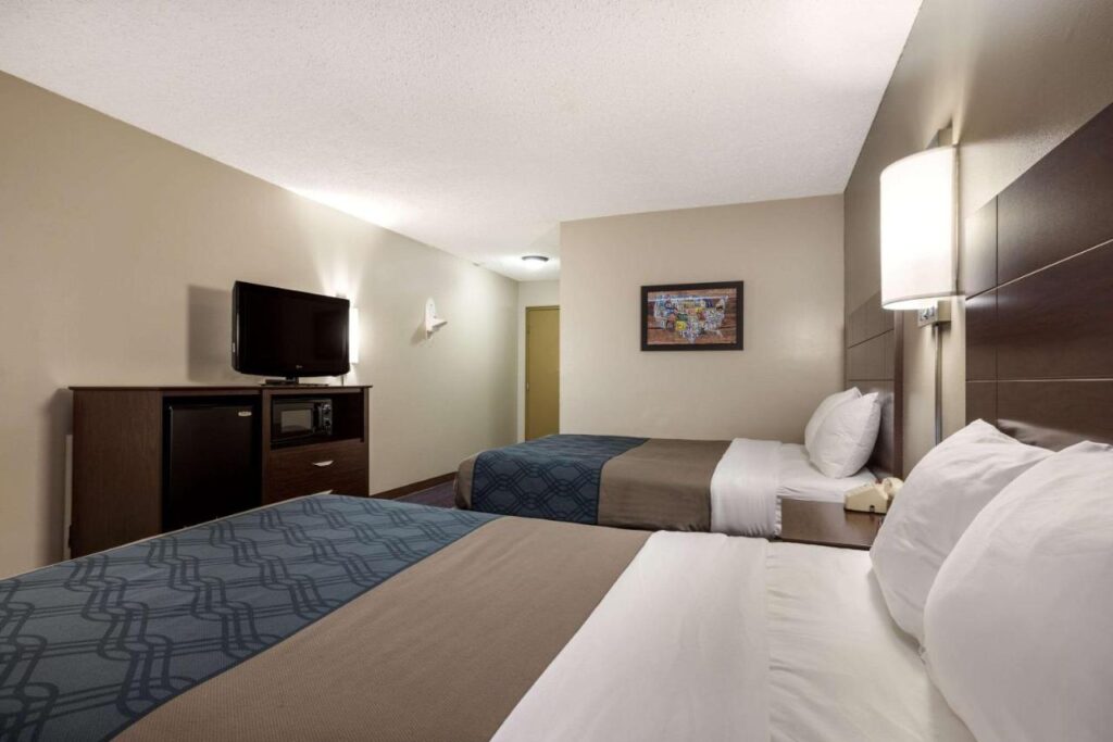 Econo Lodge Darien Lakes - Image 3