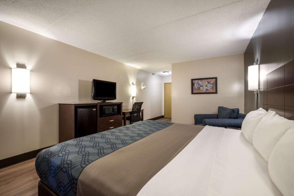 Econo Lodge Darien Lakes - Image 4