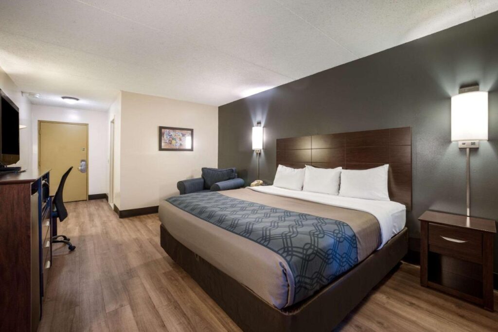 Econo Lodge Darien Lakes - Image 5