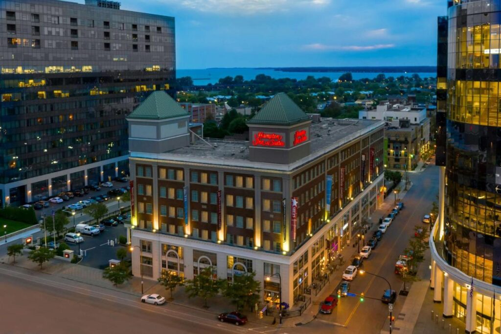 Hampton Inn & Suites Buffalo/Downtown - Image 1
