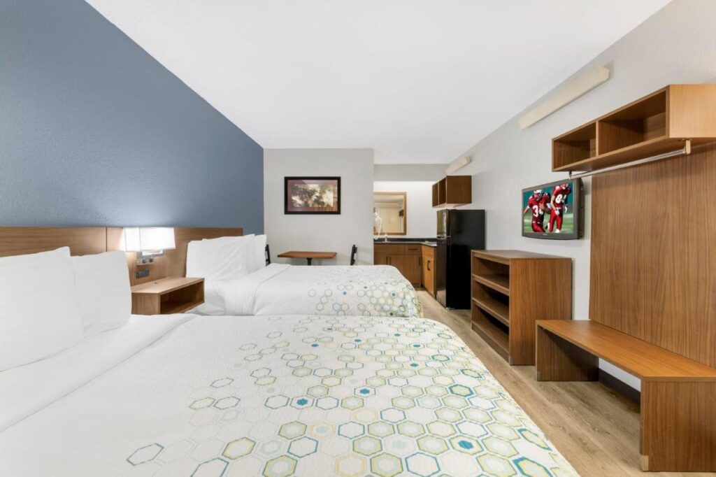 HomeTowne Studios by Red Roof Buffalo - Niagara Airport - Image 2