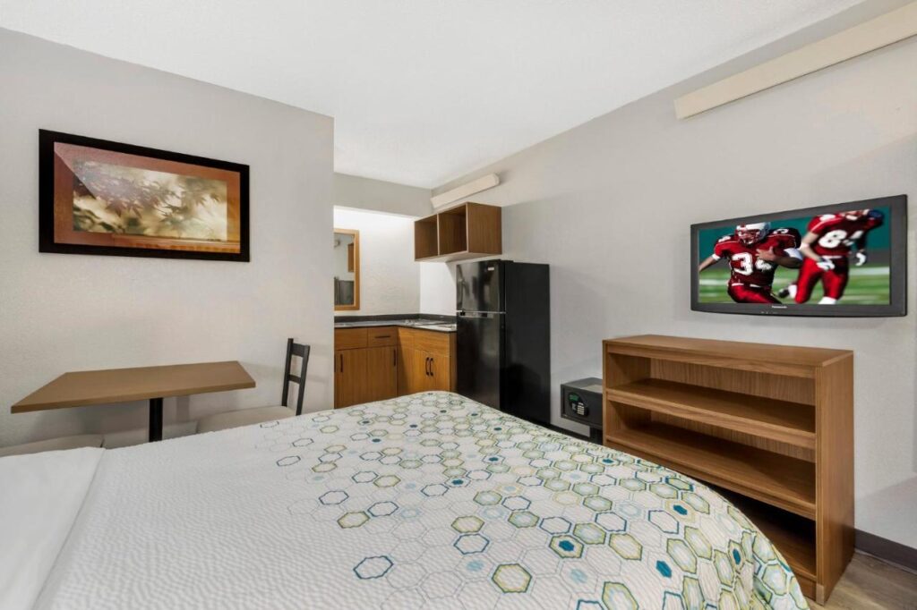 HomeTowne Studios by Red Roof Buffalo - Niagara Airport - Image 3