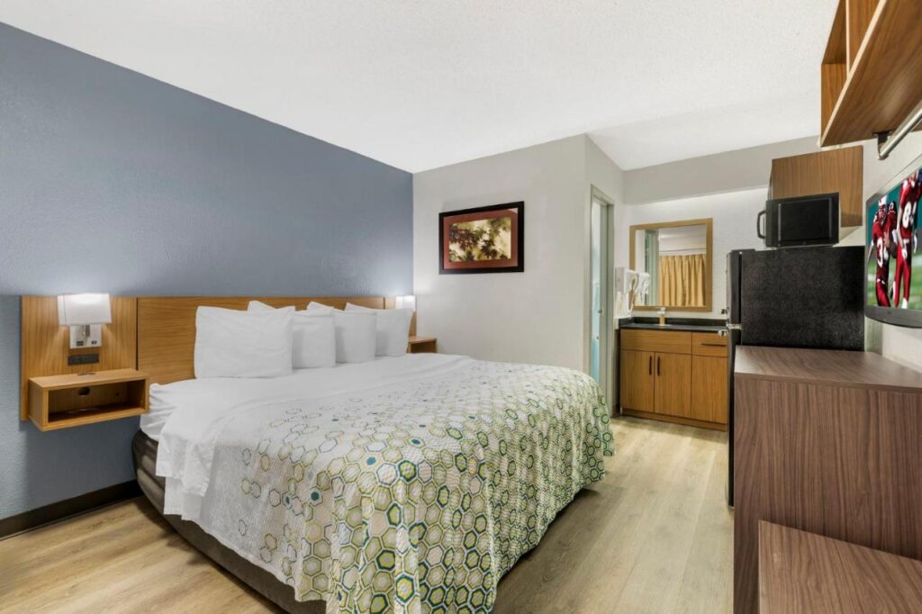 HomeTowne Studios by Red Roof Buffalo - Niagara Airport - Image 4