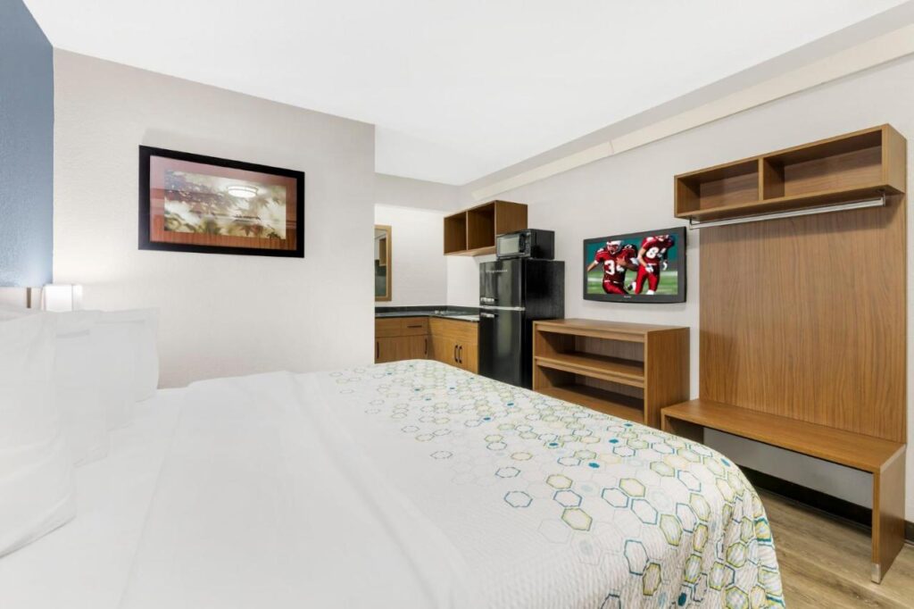 HomeTowne Studios by Red Roof Buffalo - Niagara Airport - Image 5