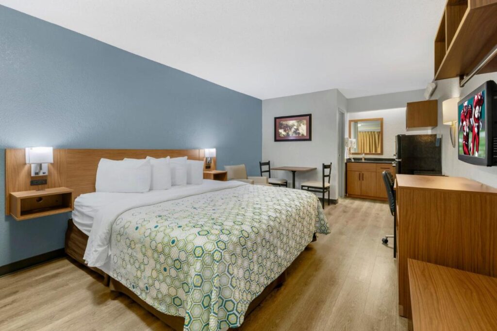 HomeTowne Studios by Red Roof Buffalo - Niagara Airport - Image 6