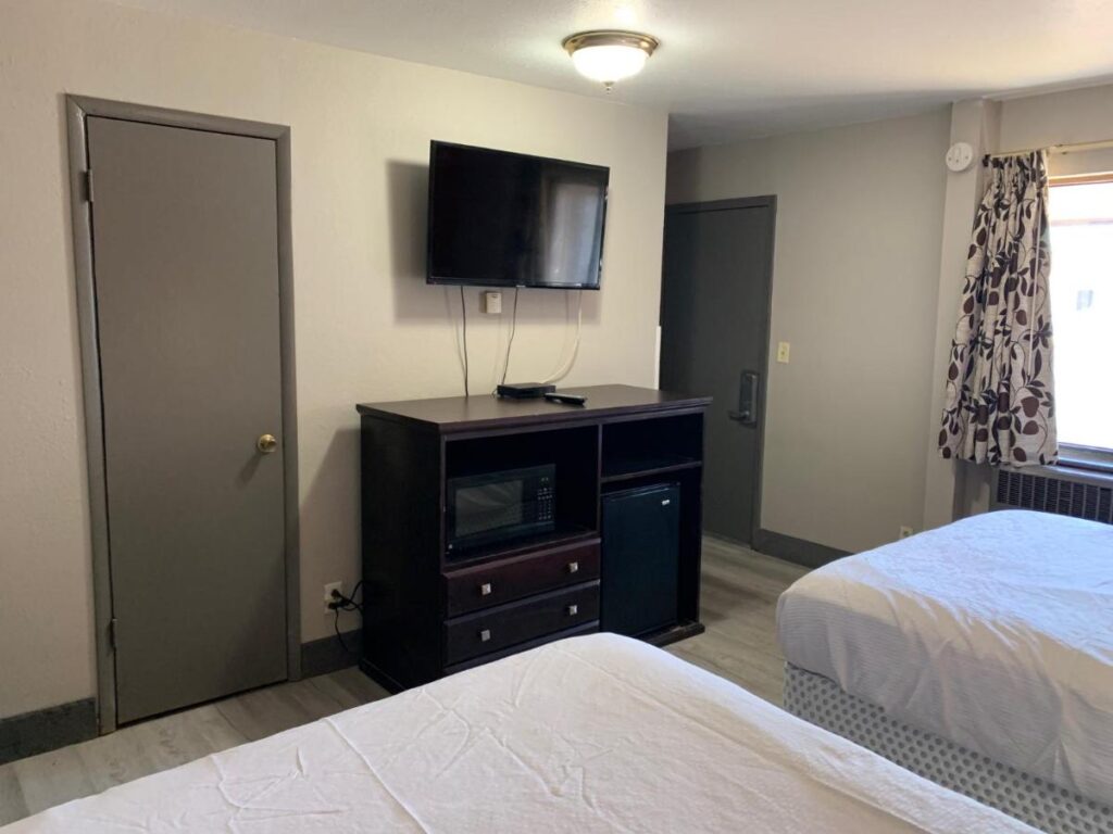 Stadium View Inn - Image 2