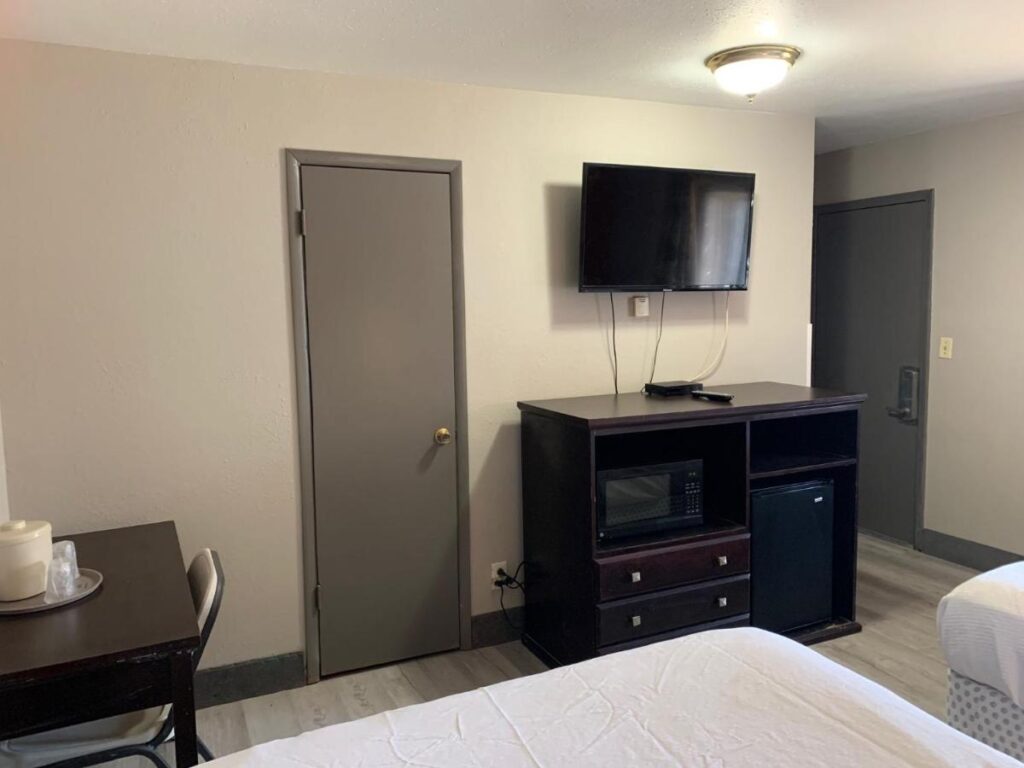 Stadium View Inn - Image 3