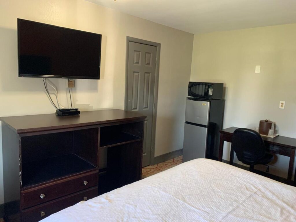 Stadium View Inn - Image 5